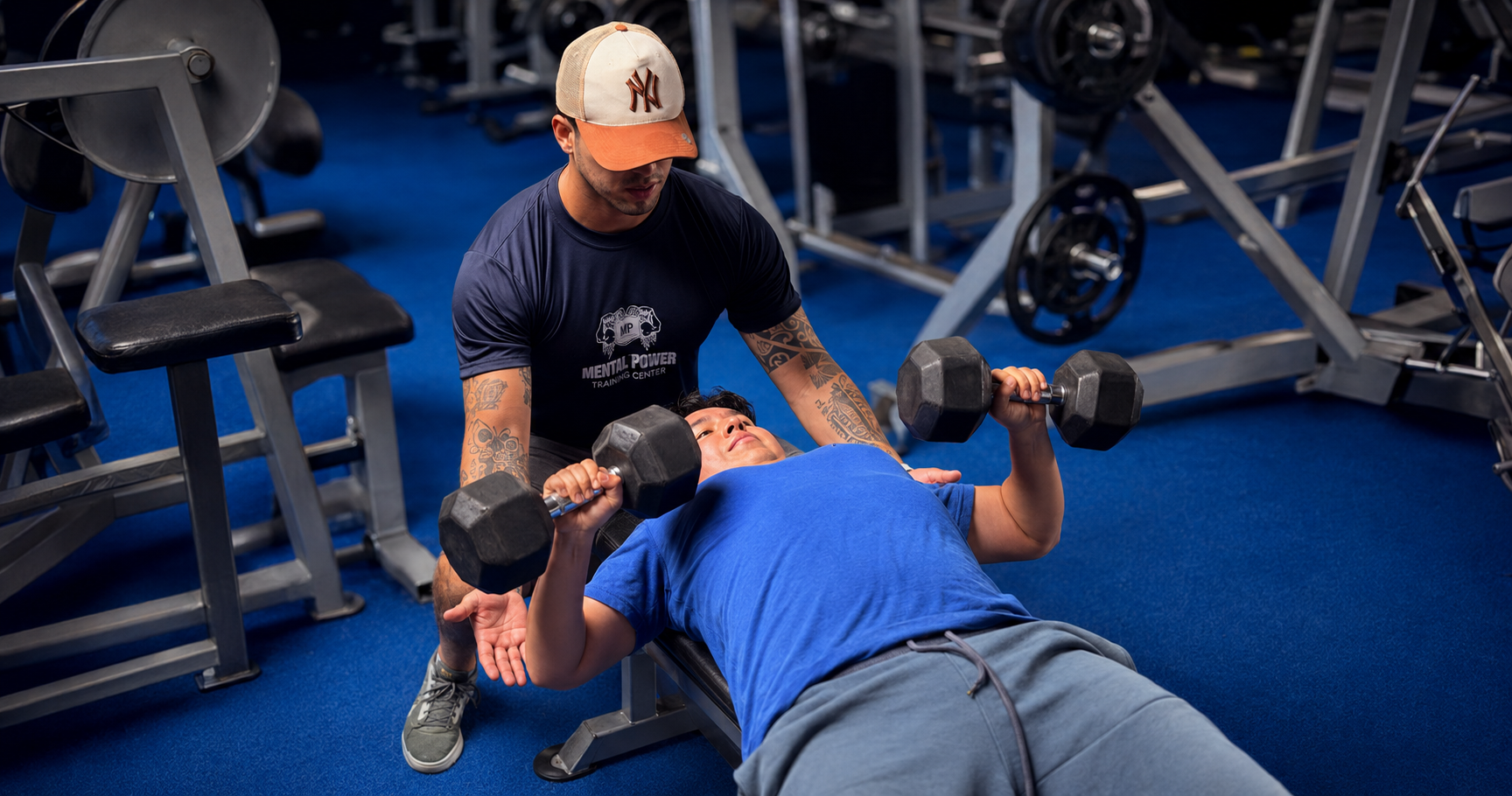 Entrenador acompañando ejecución con mancuernas en Mental Power